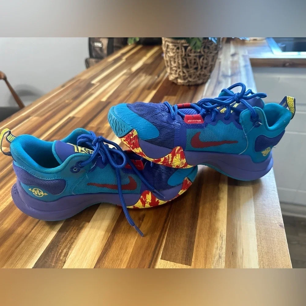 🛍️Unisex Nike Antetokoumpo Basketball Shoes Size 5Y gently used